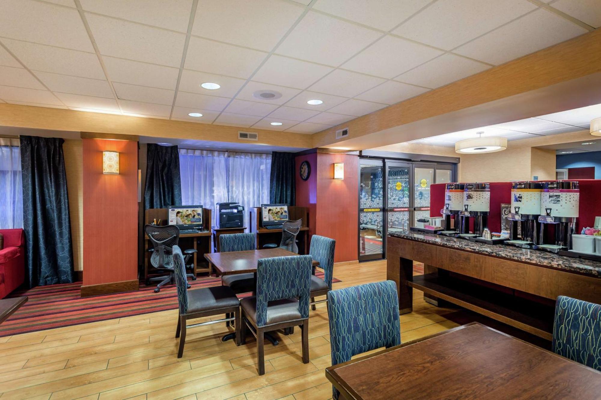 Hampton Inn Milwaukee Airport Exterior photo