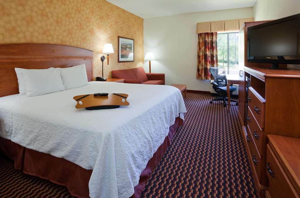 Hampton Inn Milwaukee Airport Room photo